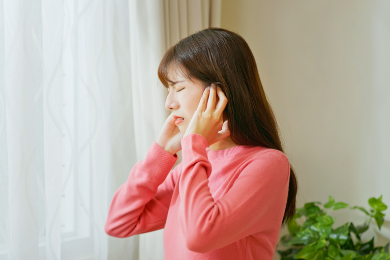 耳の痛みが続くとき、受診の目安